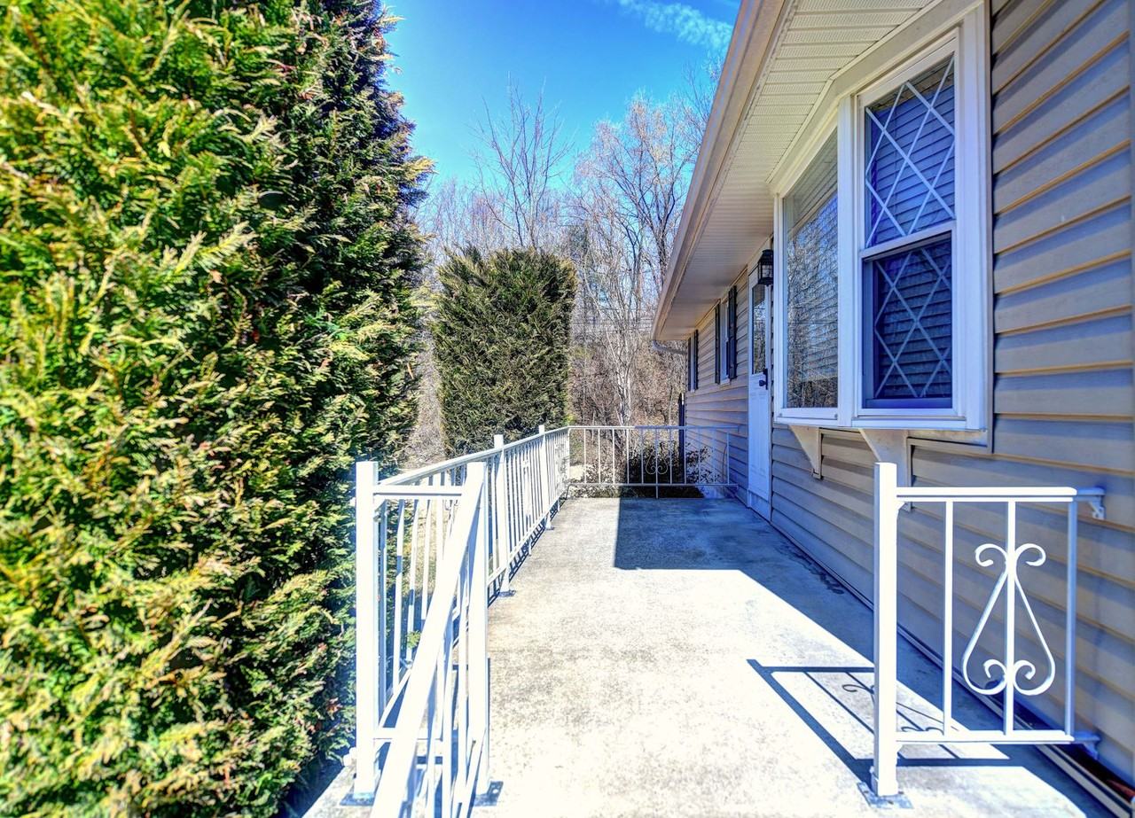 9 Woods Ave - Photo 3 of 26