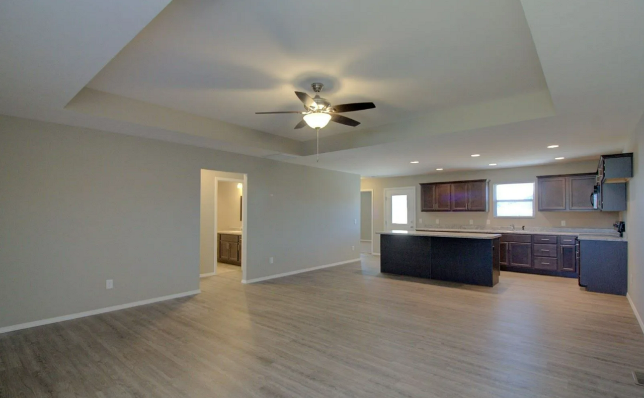 5462 S Main St - Photo 3 of 17