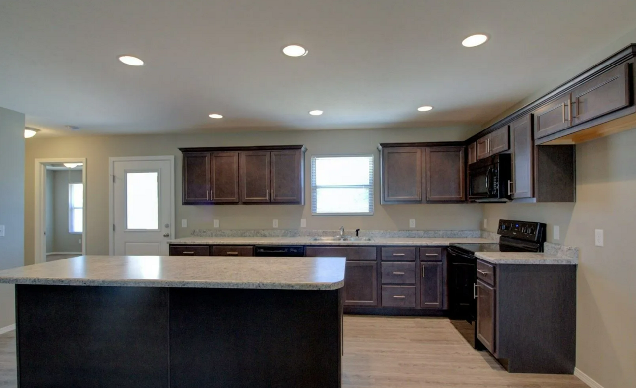 5462 S Main St - Photo 6 of 17