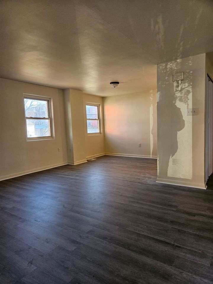 906 E King St - Photo 2 of 13