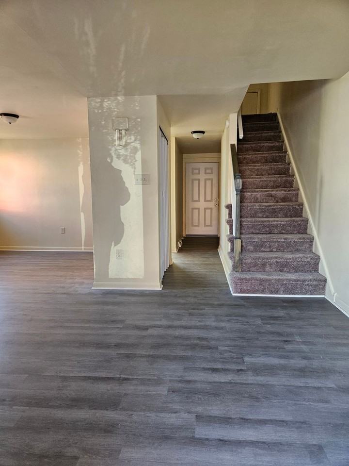 906 E King St - Photo 3 of 13