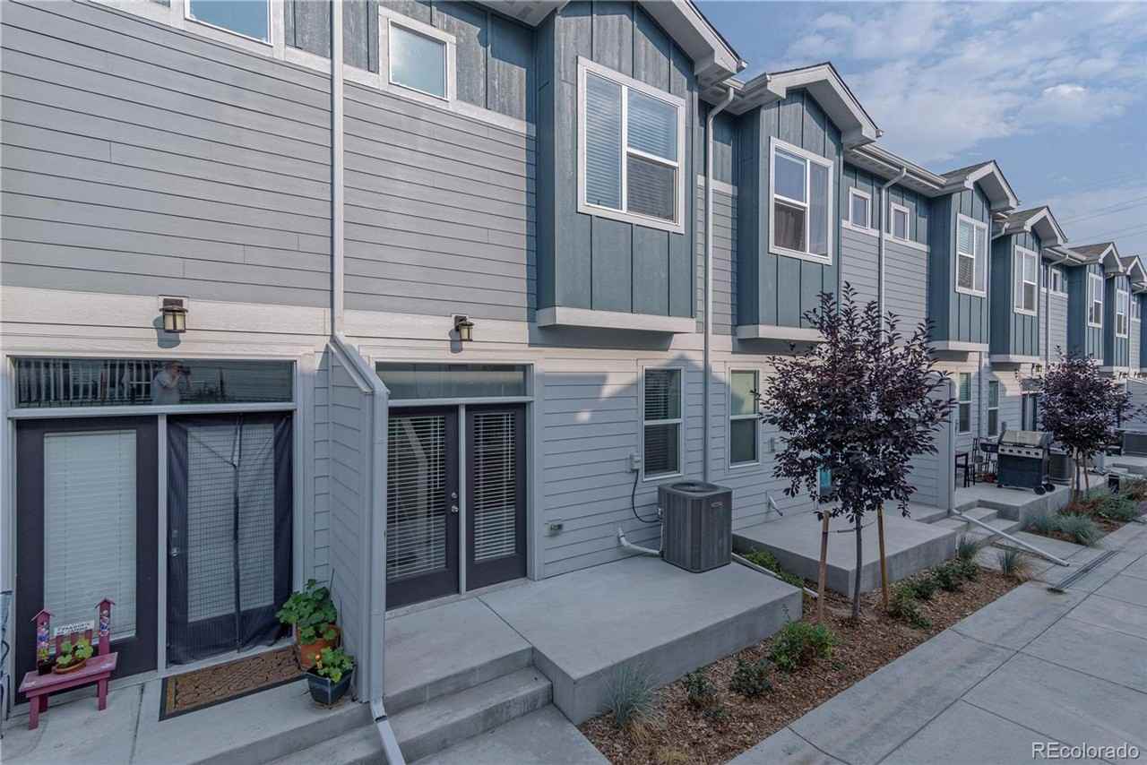 1049 Oak Cir - Photo 2 of 22