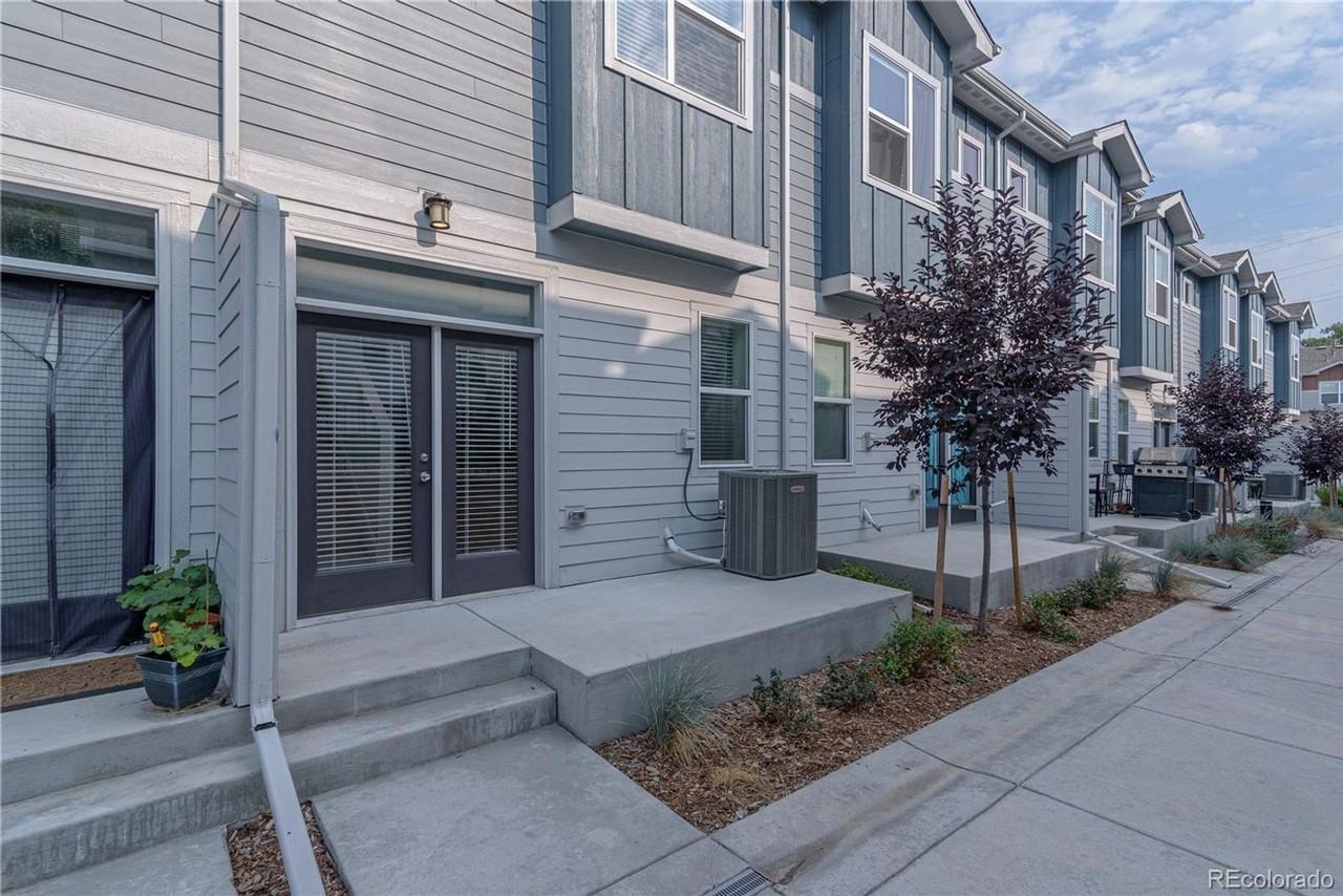 1049 Oak Cir - Photo 3 of 22