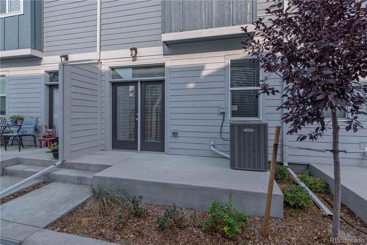 1049 Oak Cir - Photo 4 of 22