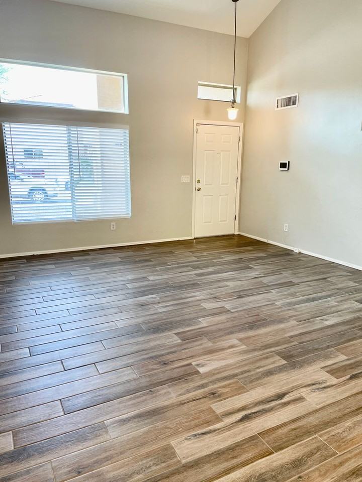 9820 W Pioneer St - Photo 5 of 43