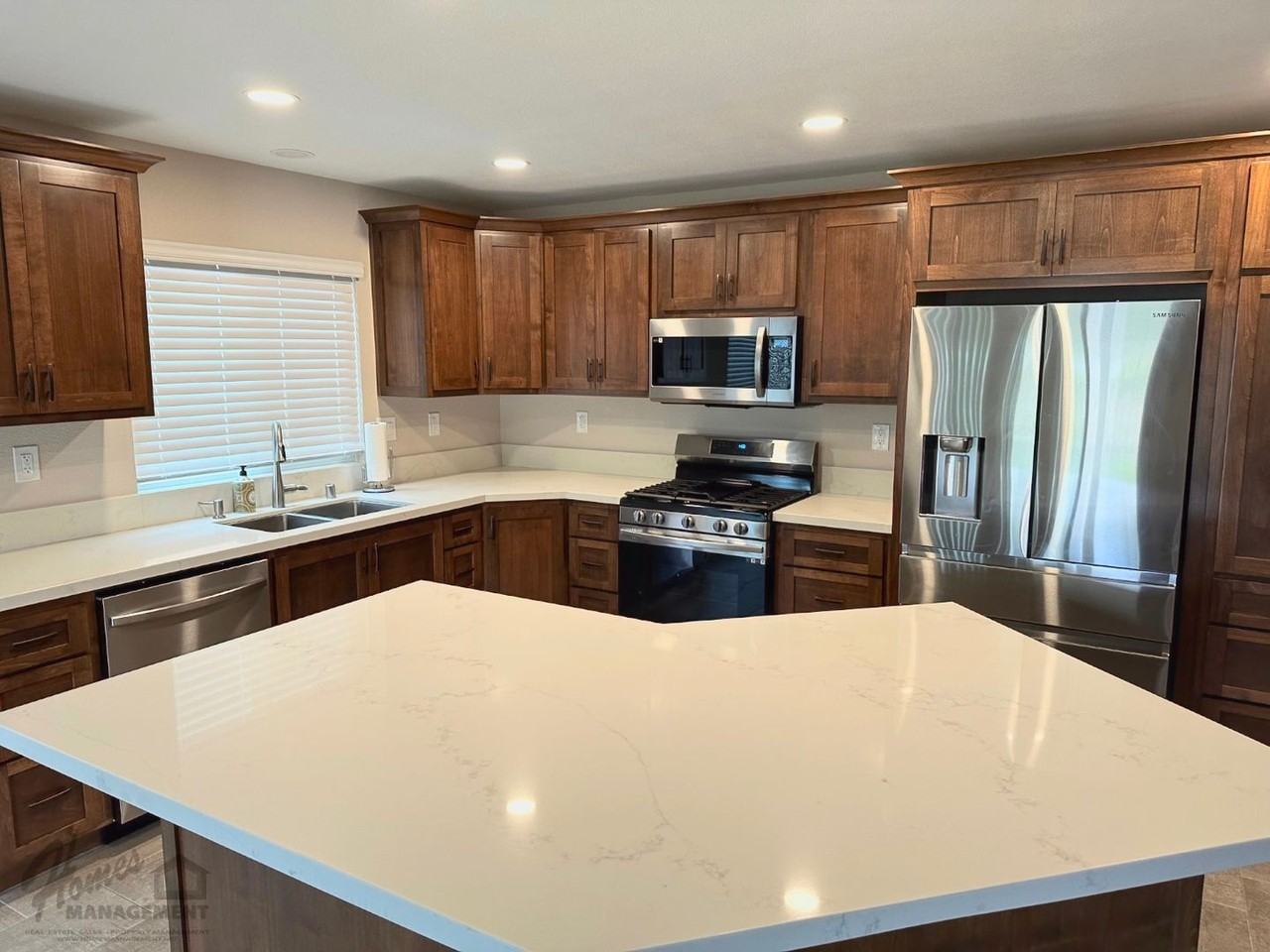 610 Sunset Ct - Photo 3 of 21