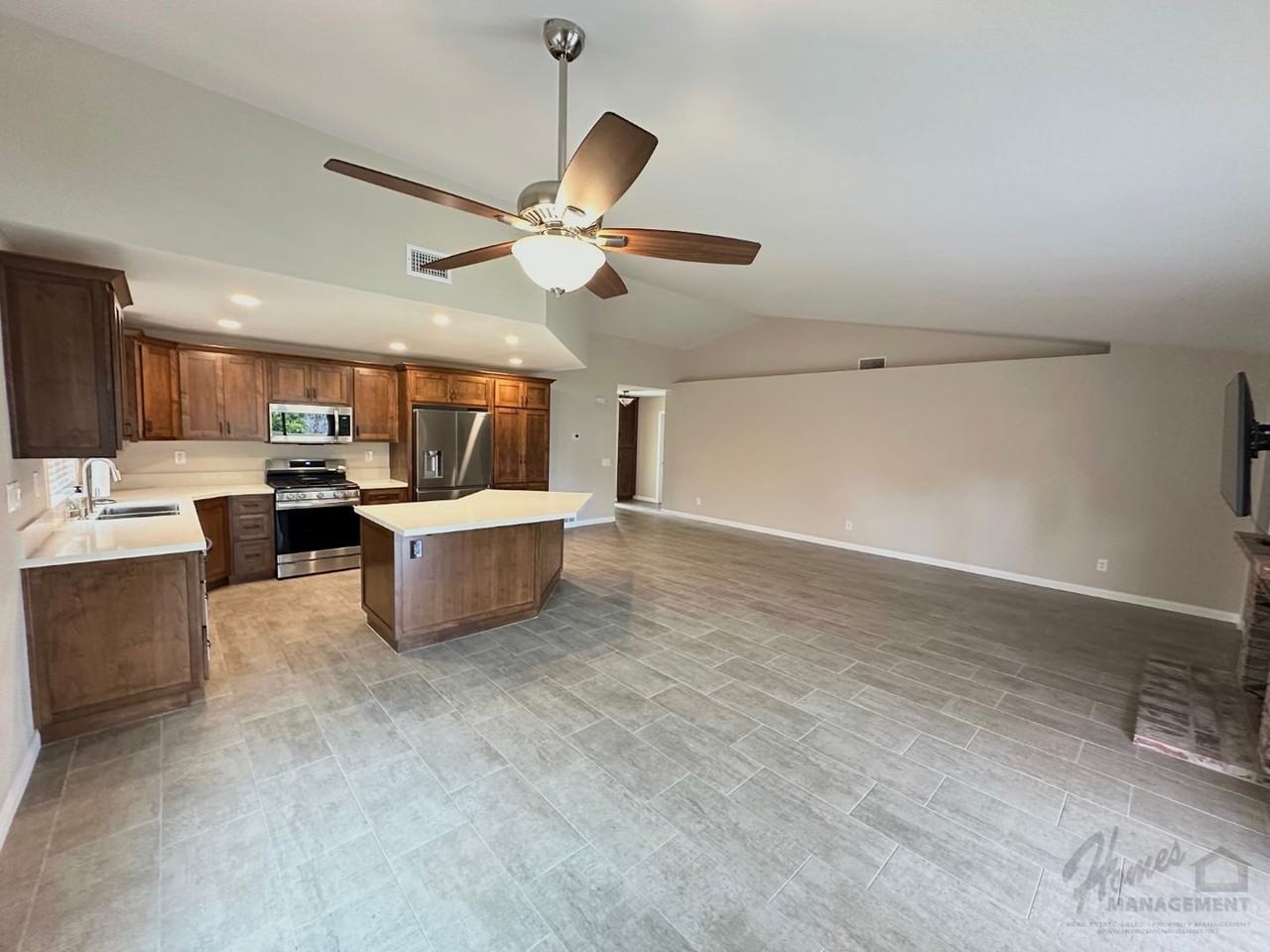 610 Sunset Ct - Photo 4 of 21