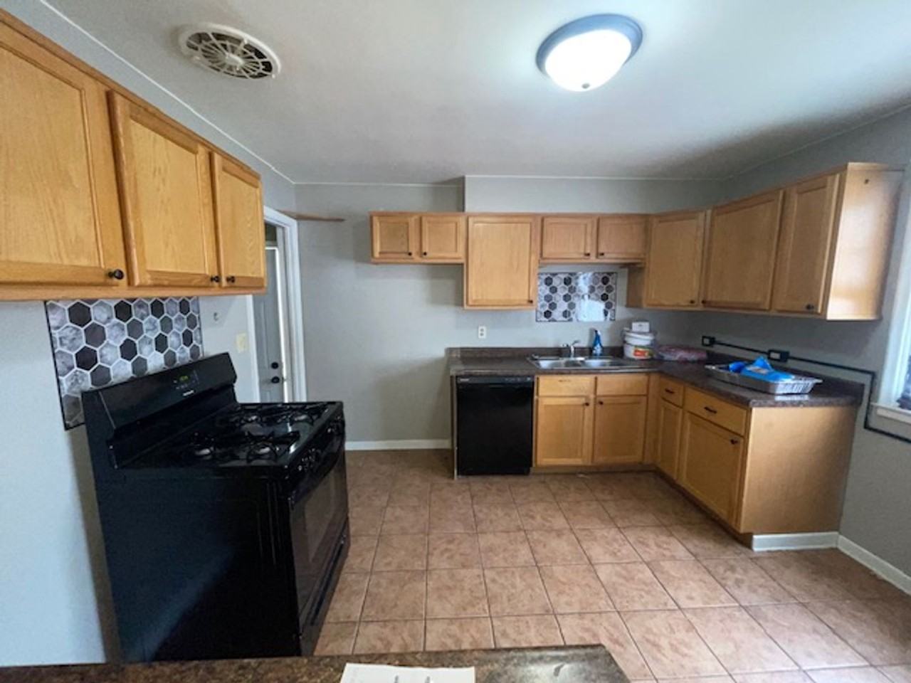 2412 E 8th St - Photo 4 of 6