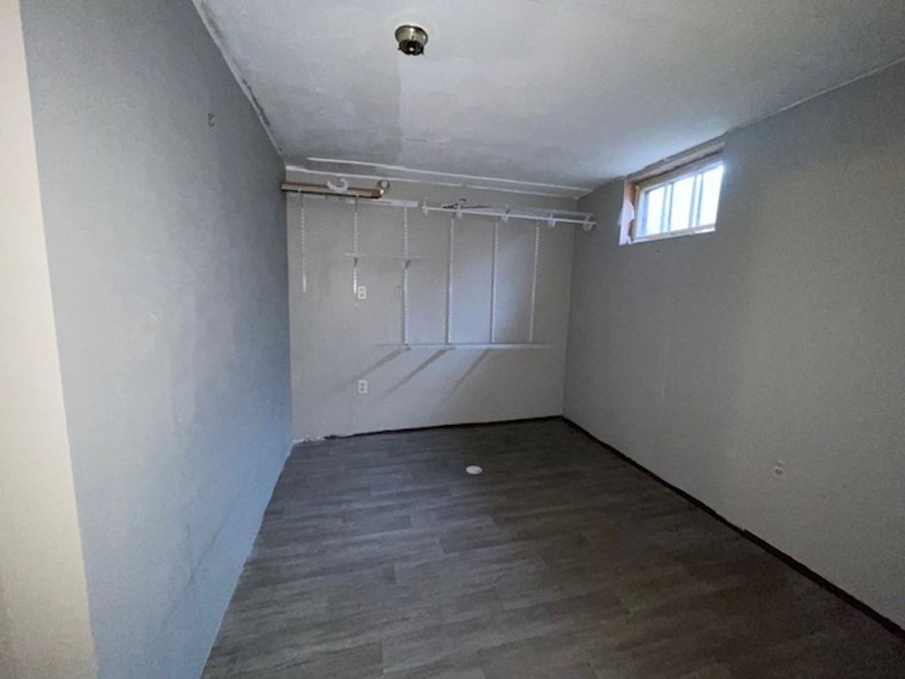 2412 E 8th St - Photo 5 of 6