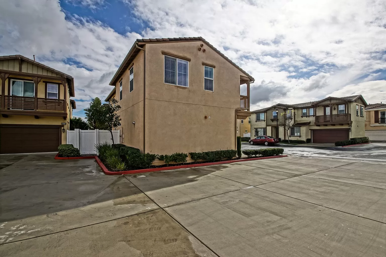 22722 Meyler St - Photo 3 of 34