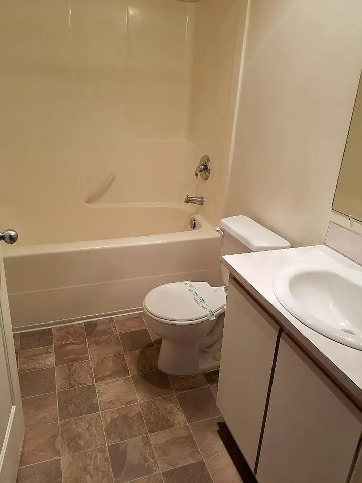 Dearborn Square Apartments - Photo 6 of 8