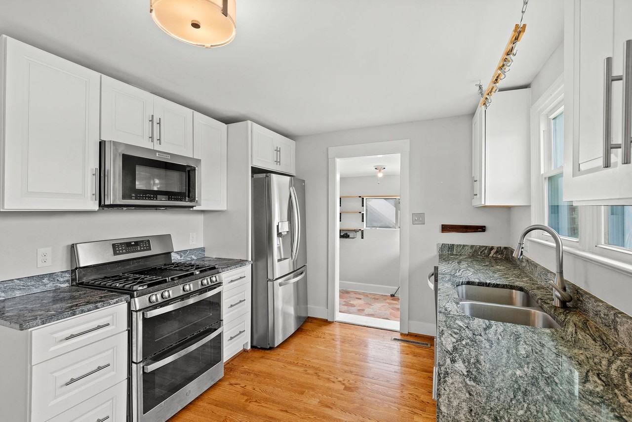 601 N Elizabeth St - Photo 3 of 22