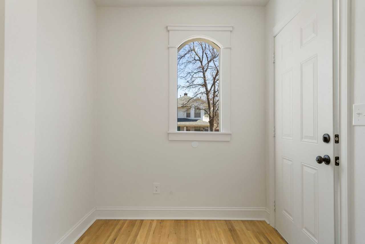 1340 S Florence Ave - Photo 2 of 8