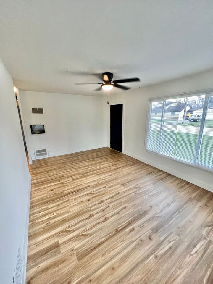 4737 Pinecrest Dr - Photo 2 of 50