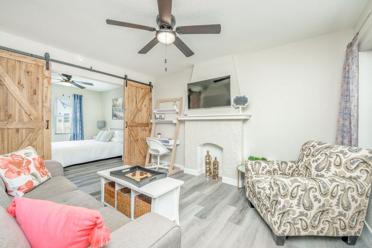 306 S Hydraulic St - Photo 2 of 19