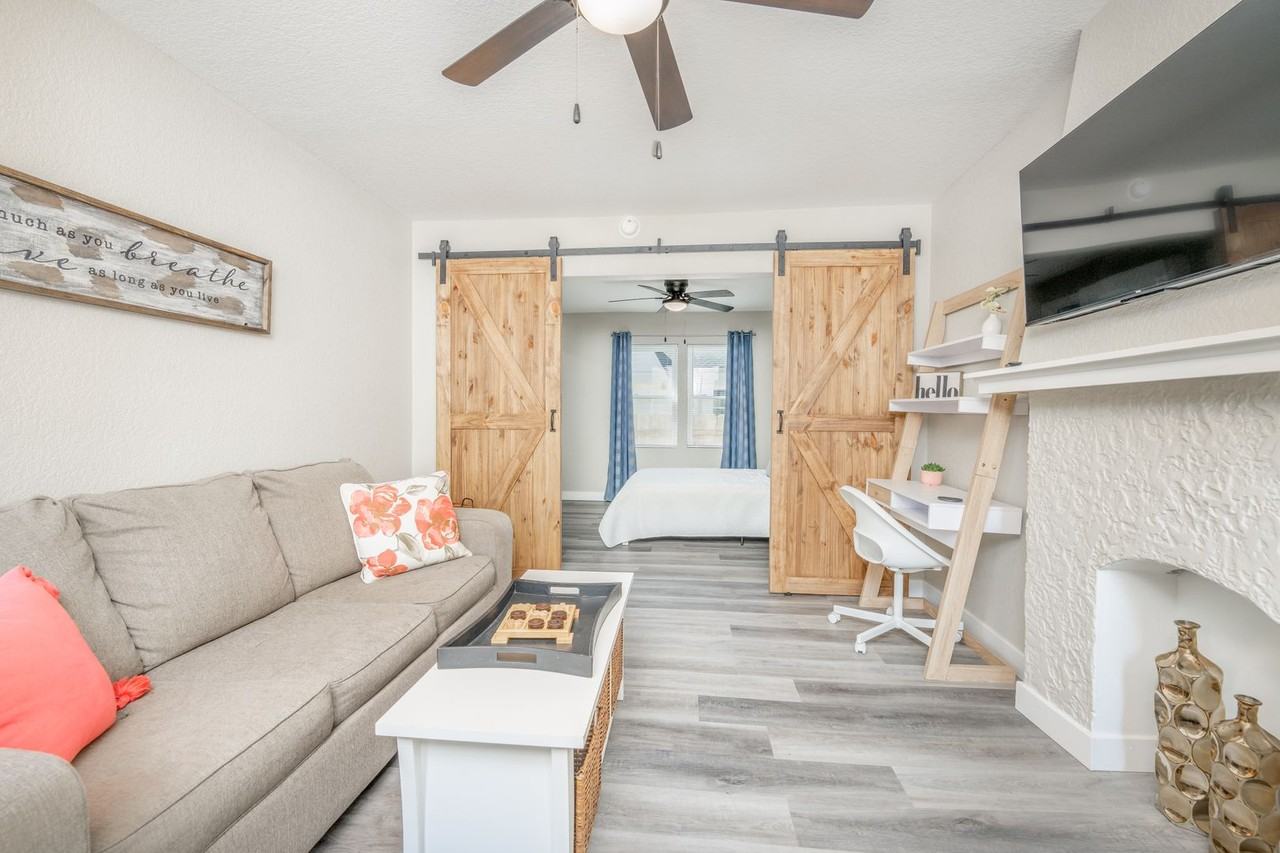 306 S Hydraulic St - Photo 3 of 19