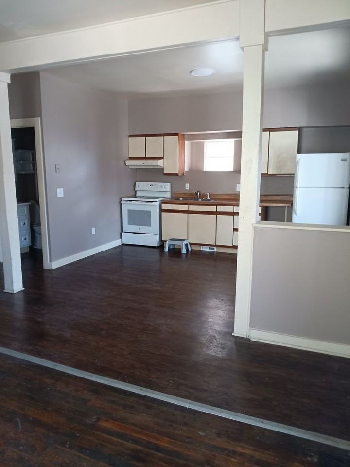 505 Rentschler St - Photo 7 of 9