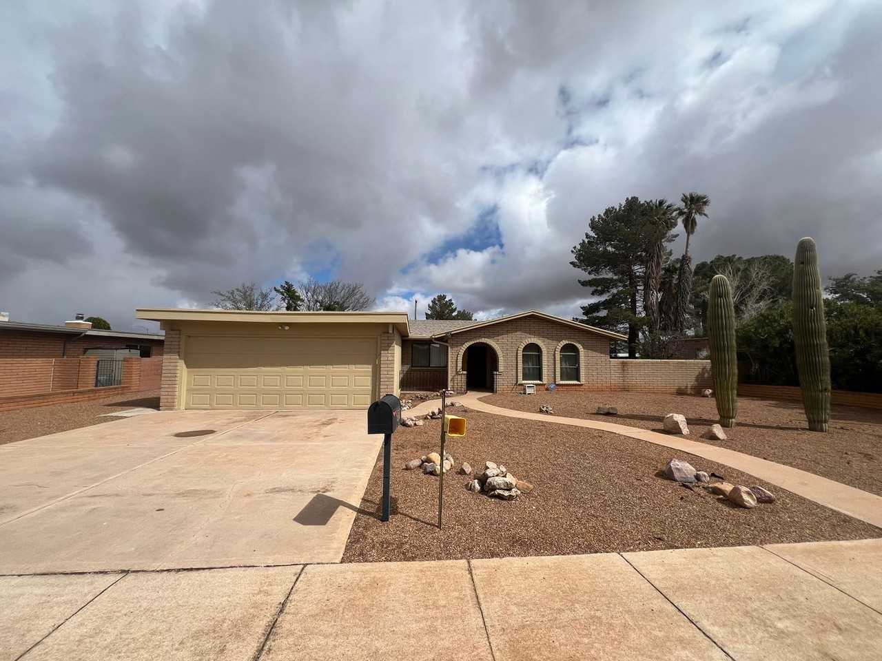 501 Suffolk Dr - Photo 2 of 20