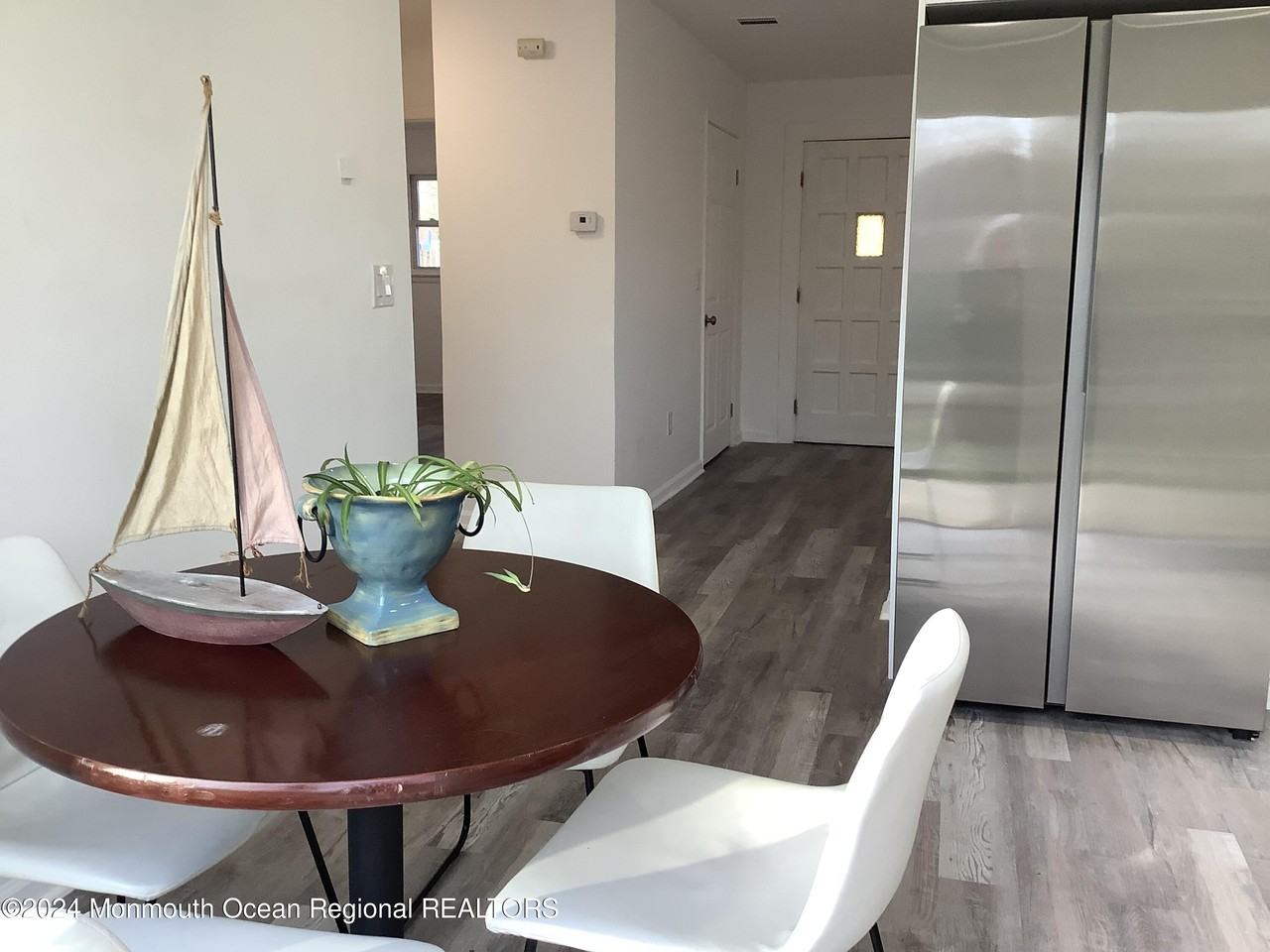 548 E Arverne Ave - Photo 3 of 23