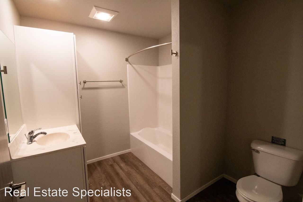 Plaza View Apartments - Photo 3 of 5