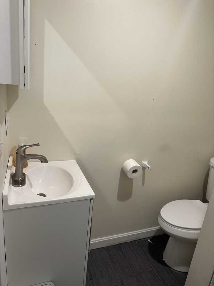 528 E 3rd St #2R - Photo 7 of 9