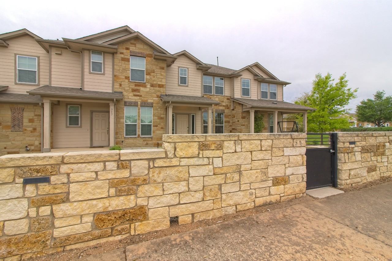315 N Heatherwilde Blvd - Photo 3 of 30