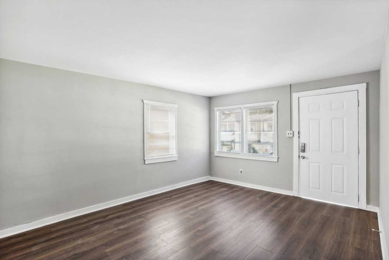 817 W 44th St - Photo 6 of 12