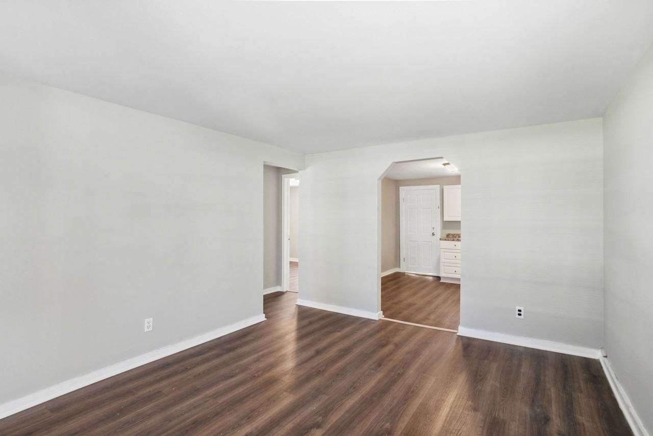 817 W 44th St - Photo 2 of 12