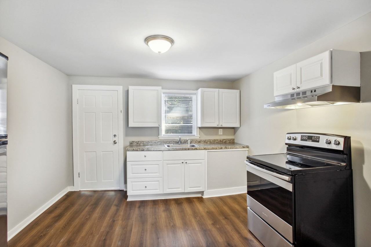 817 W 44th St - Photo 4 of 12