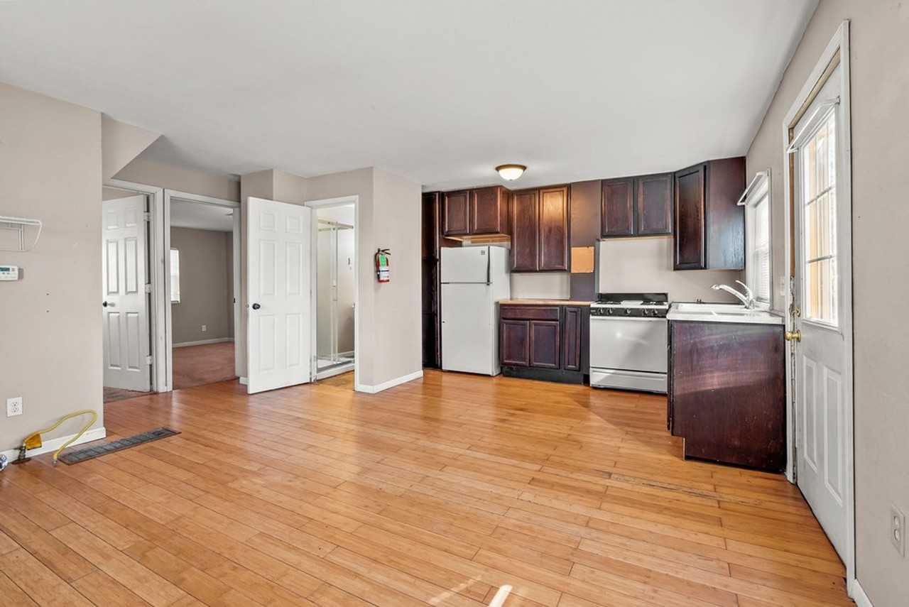 309 W 10th St - Photo 3 of 15