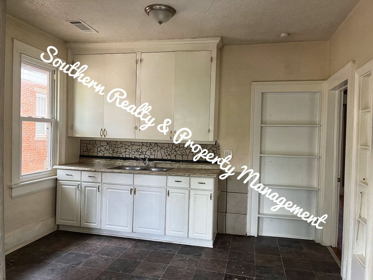 204 S Panama St - Photo 2 of 9