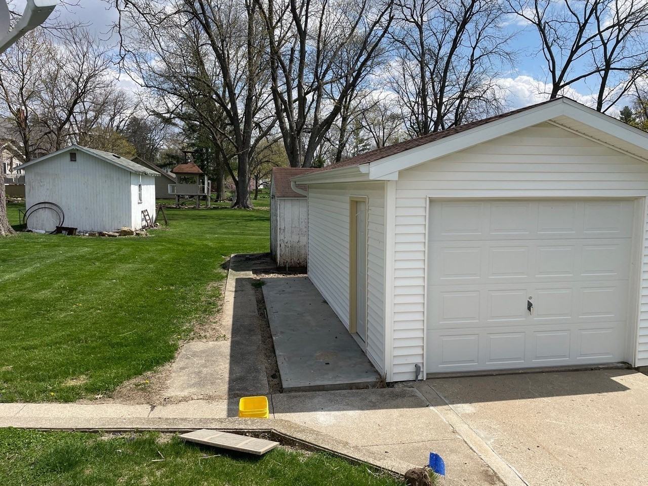 405 S Ogle Ave - Photo 3 of 10