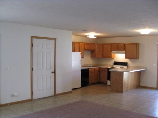 558 Lamont Dr - Photo 2 of 8