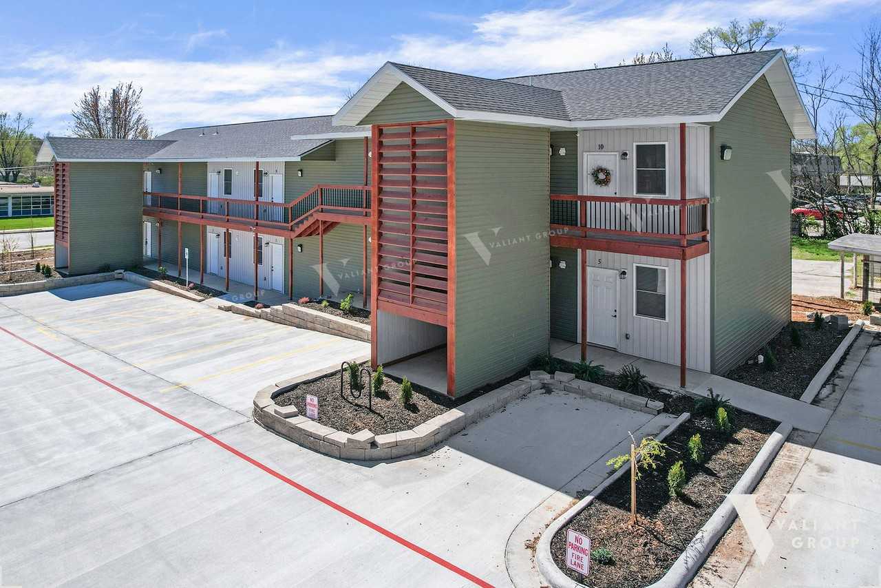 Oakwood Apartments on Cherry Street 2143 E Cherry St, Springfield, MO