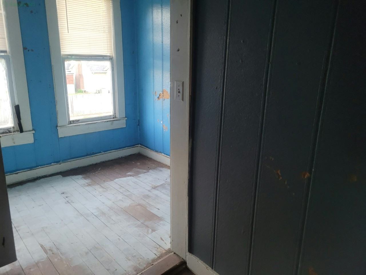 305 South Everett Street - Photo 3 of 10