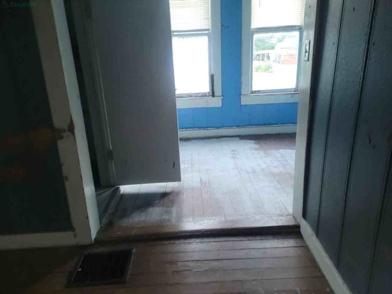 305 South Everett Street - Photo 6 of 10