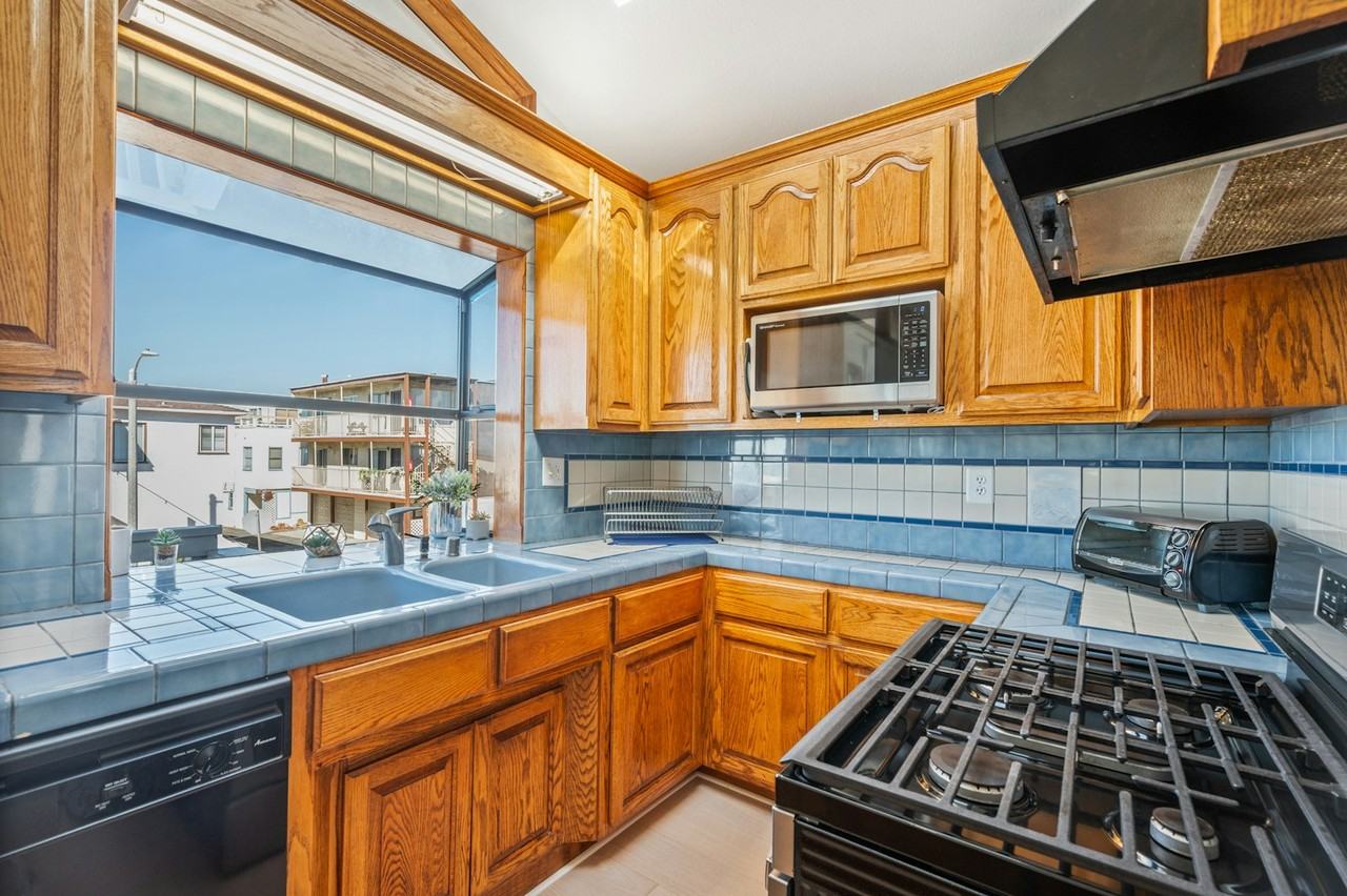 208 Marine Avenue - Photo 6 of 28