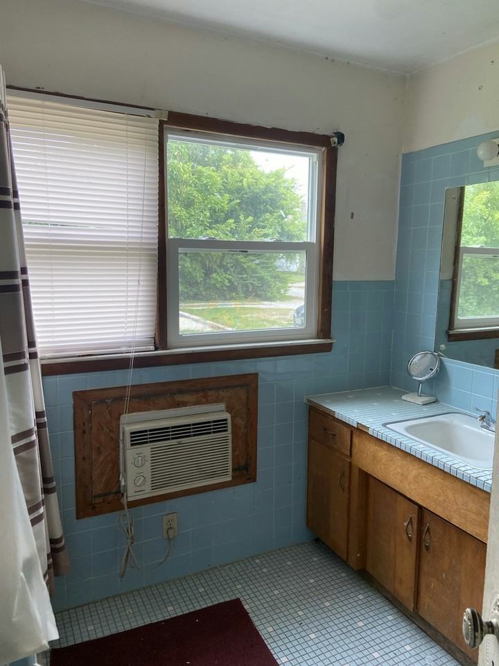 200 West Morrison Street, Unit Downstairs Room A - Photo 5 of 9