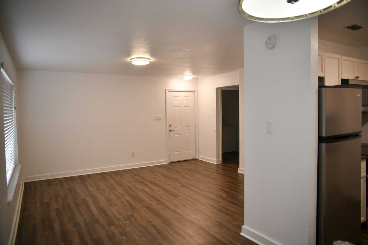 617 Holyoke Court, Unit D - Photo 3 of 12