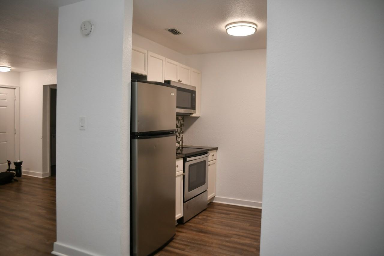 617 Holyoke Court, Unit D - Photo 5 of 12