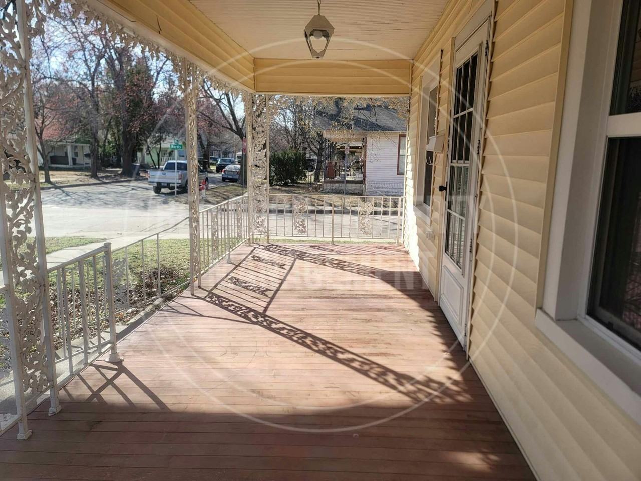 1031 S Ellis St - Photo 2 of 14