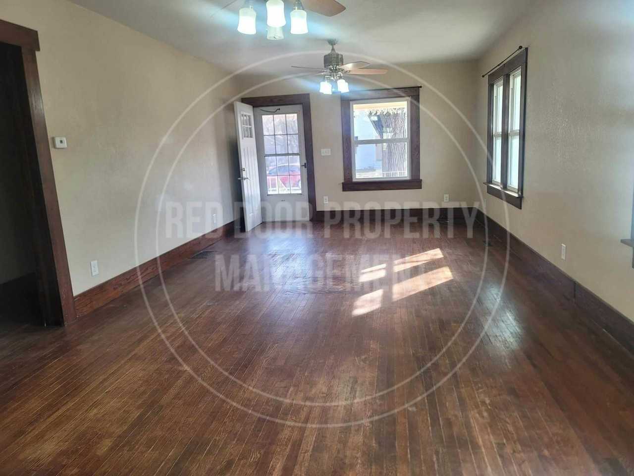 1031 S Ellis St - Photo 3 of 14