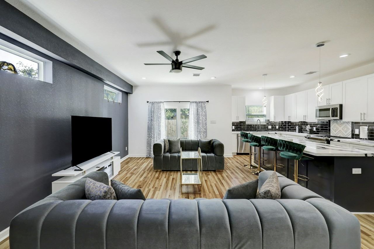 5126 Lyndhurst Drive, Unit B - Photo 3 of 22