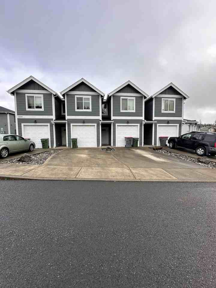 1524 Southeast Honeysuckle Loop, Unit A - Photo 2 of 15