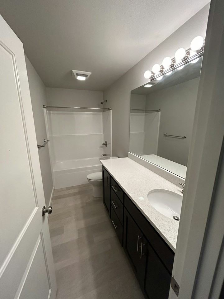 1524 Southeast Honeysuckle Loop, Unit A - Photo 3 of 15