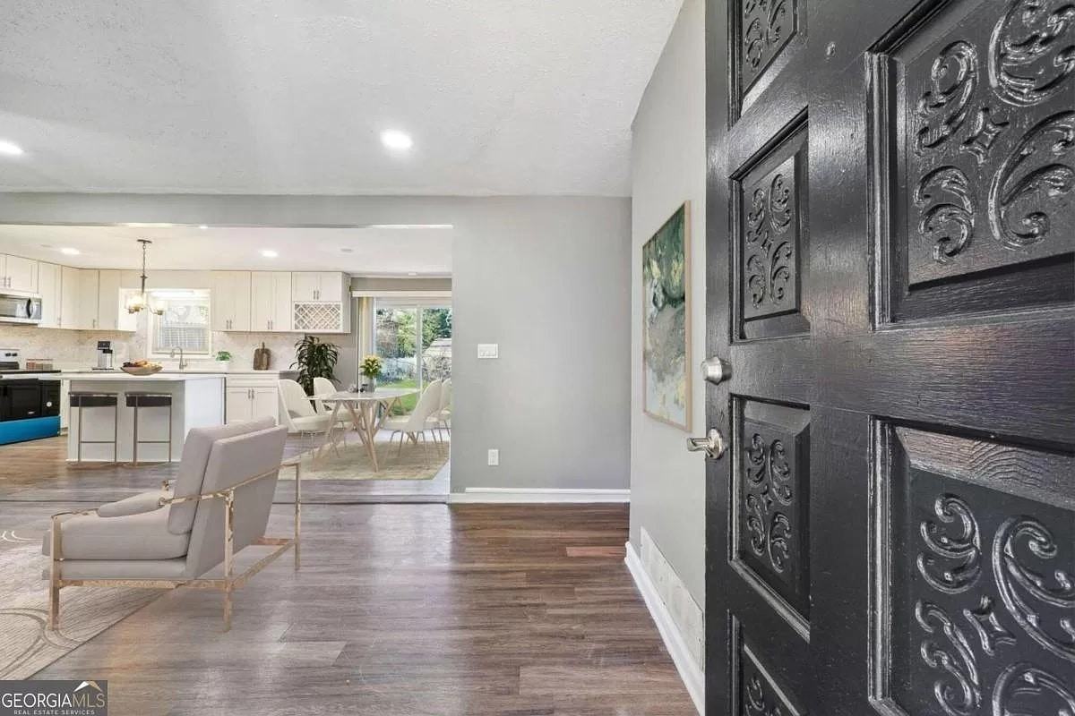 2419 Greenway Drive - Photo 2 of 30