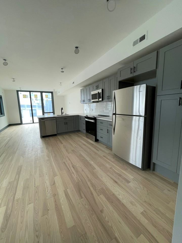 555 North Lawrence Street, Unit 2R - Photo 4 of 15