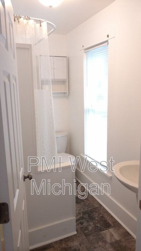 921 Dayton Street Southwest #2 - Photo 4 of 8