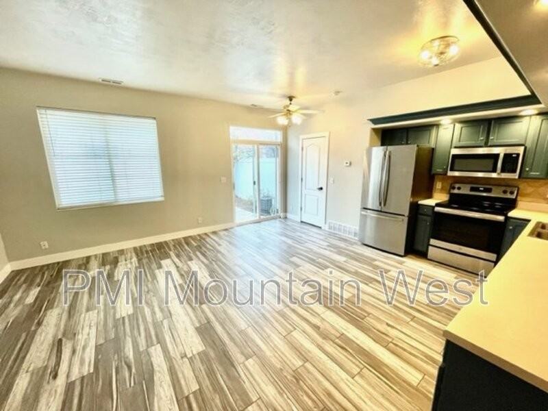 55 Peregrine Ln #6 - Photo 4 of 22