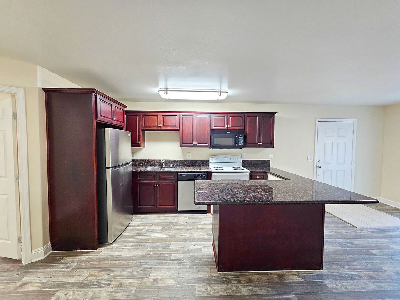 Taft Manor - Photo 4 of 42